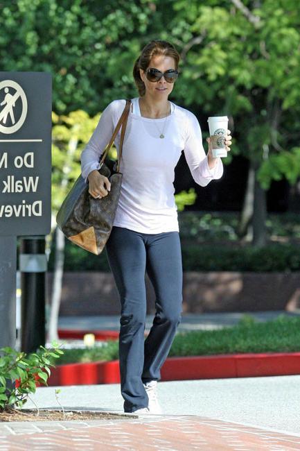 15P Brooke Burke cameltoe and perfect milf body