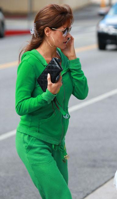 15P Brooke Burke cameltoe and perfect milf body
