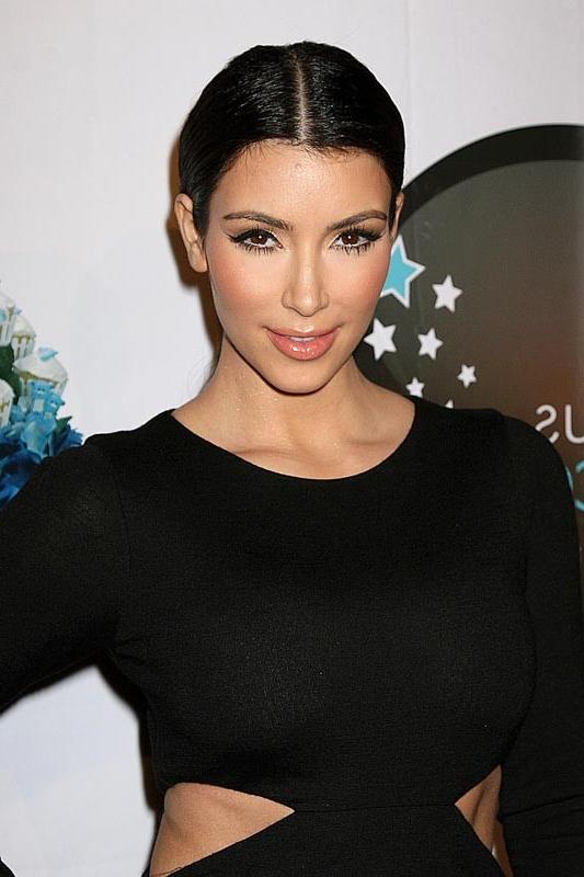 16P Kim Kardashian cameltoe and upskirt of panties