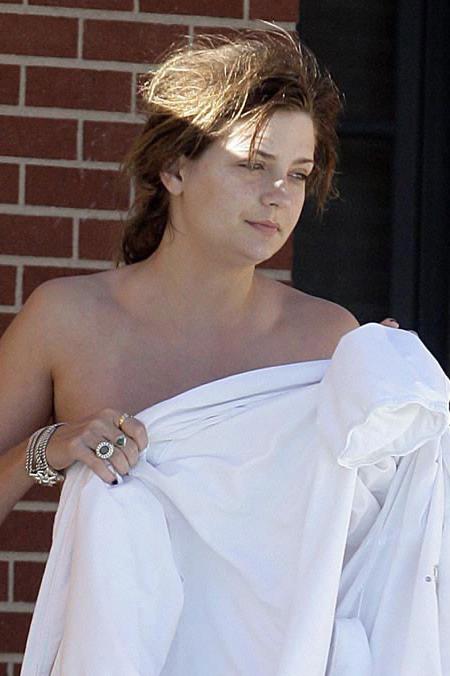 15P Mischa Barton topless and nice butt in bikini