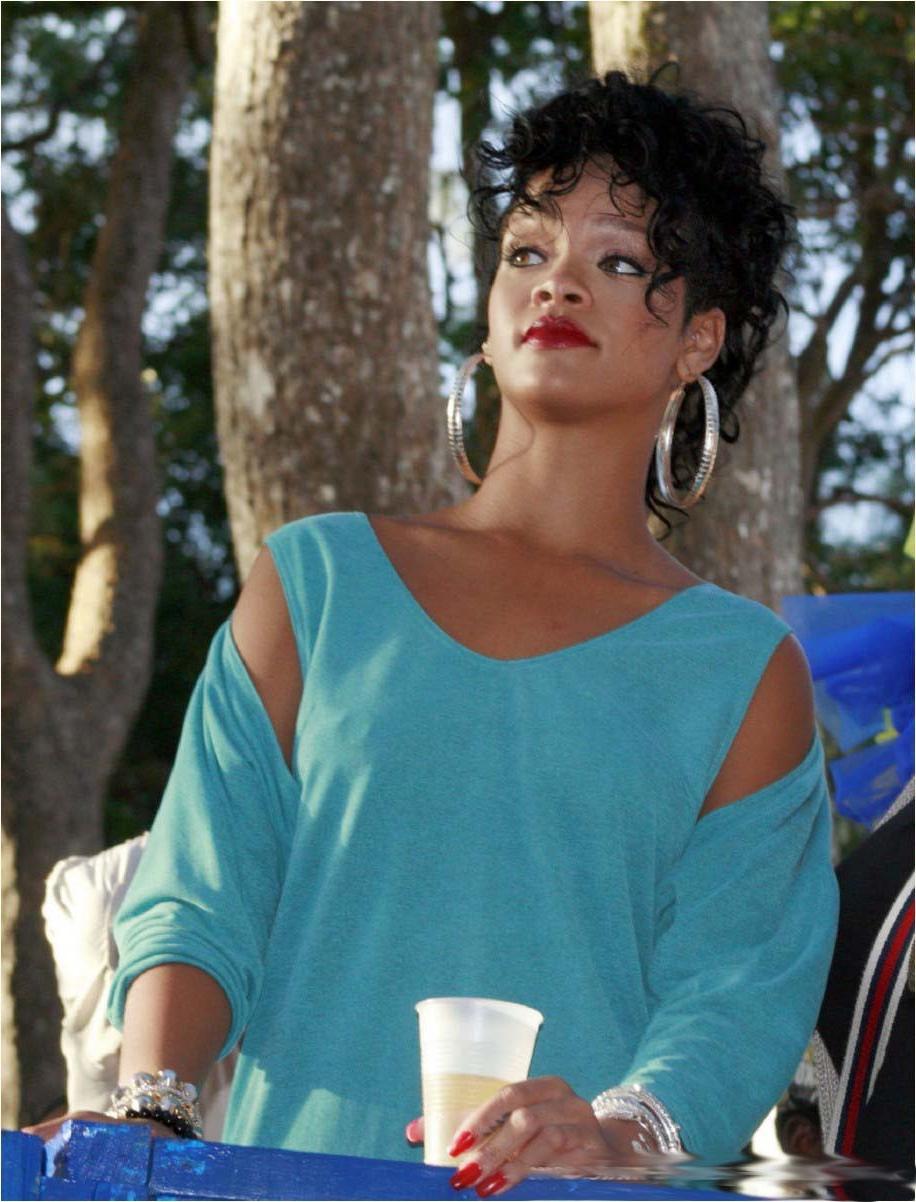15P Rihanna spreading her legs to expose her ass