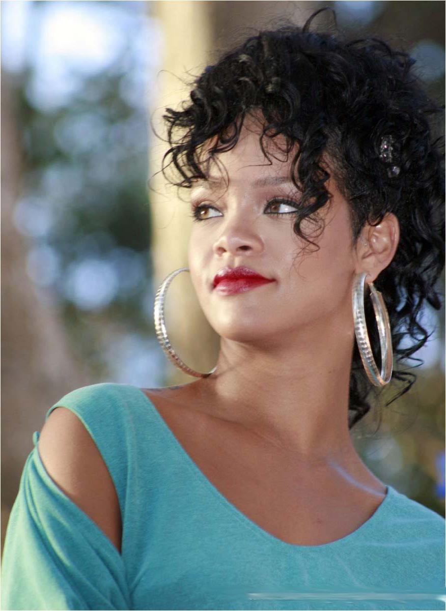 15P Rihanna spreading her legs to expose her ass