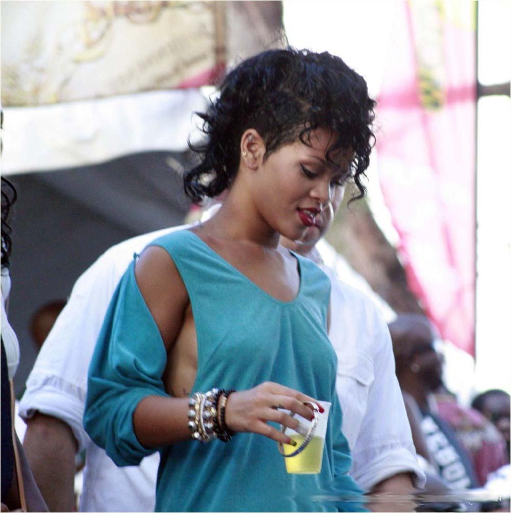 15P Rihanna spreading her legs to expose her ass