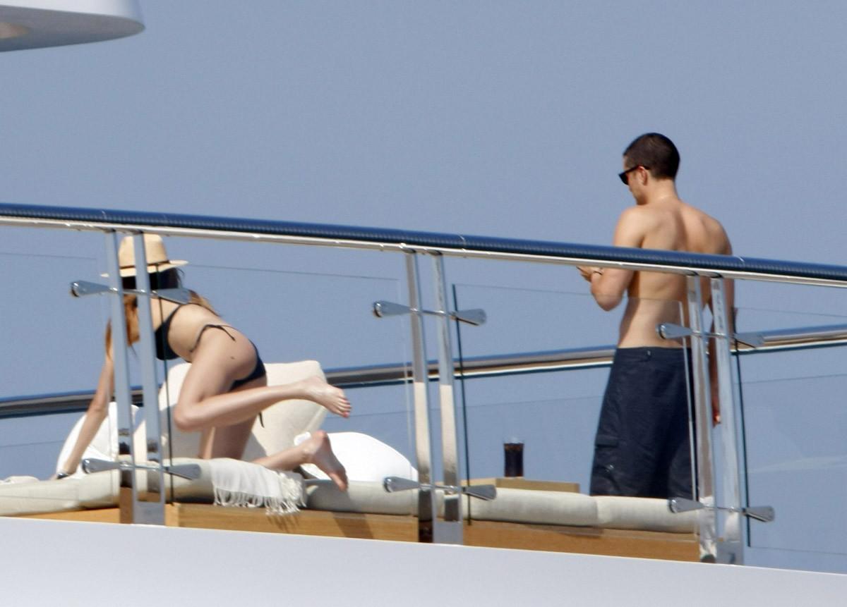 15P Miranda Kerr bare butt and perfect nude tits