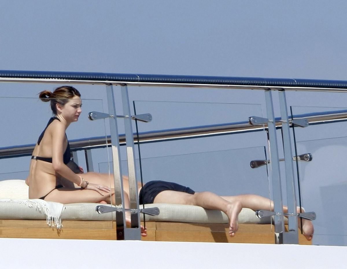 15P Miranda Kerr bare butt and perfect nude tits