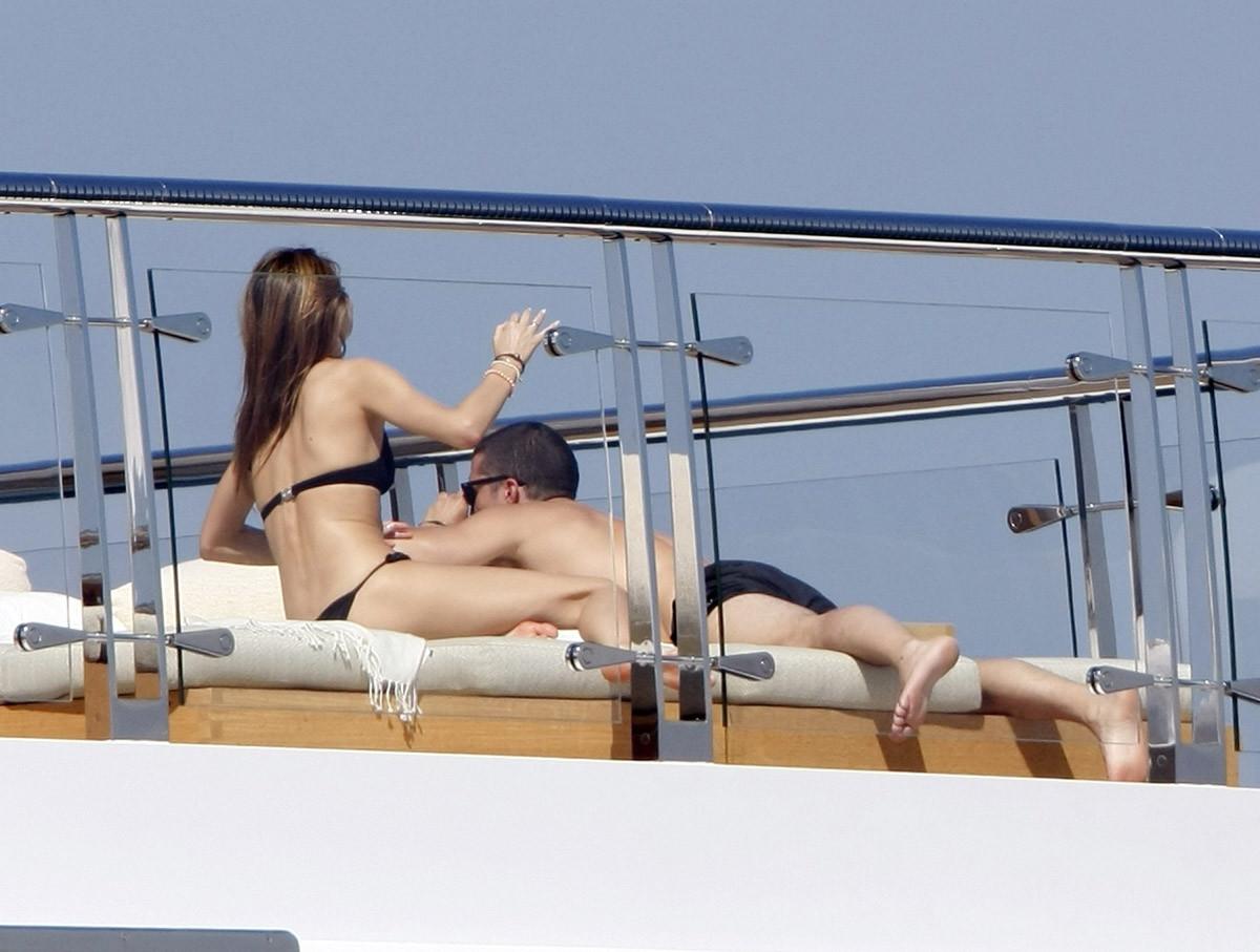 15P Miranda Kerr bare butt and perfect nude tits