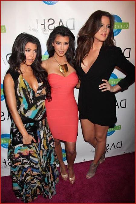 15P Kim Kardashian showing her gorgeous shaved pussy