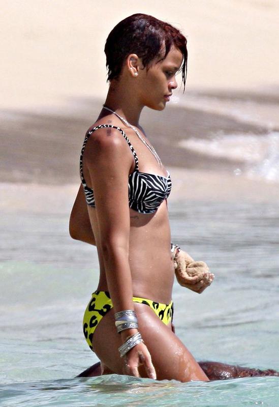15P Rihanna fantastic view of her almost bare butt
