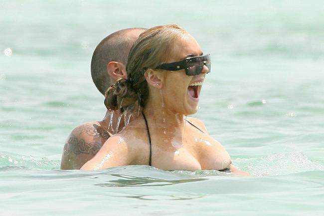 15P Lindsay Lohan upskirt of her shaved pussy