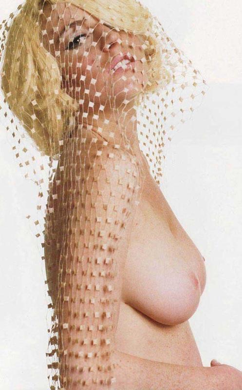 15P Lindsay Lohan upskirt of her shaved pussy