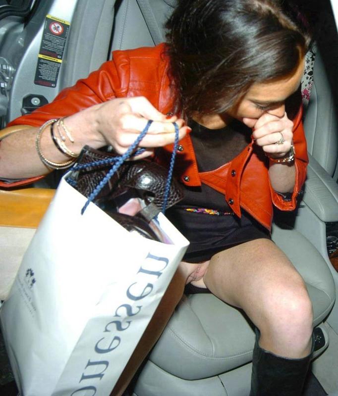 15P Lindsay Lohan upskirt of her shaved pussy
