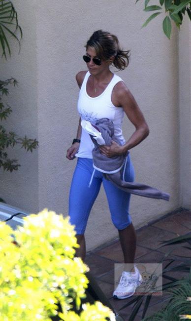 15P Celebrity hottie Jennifer Aniston tight dress and nice cameltoe