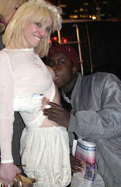 15P Top celeb bad girl Courtney Love totally nude body