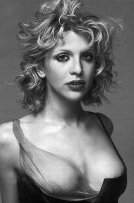 15P Top celeb bad girl Courtney Love totally nude body