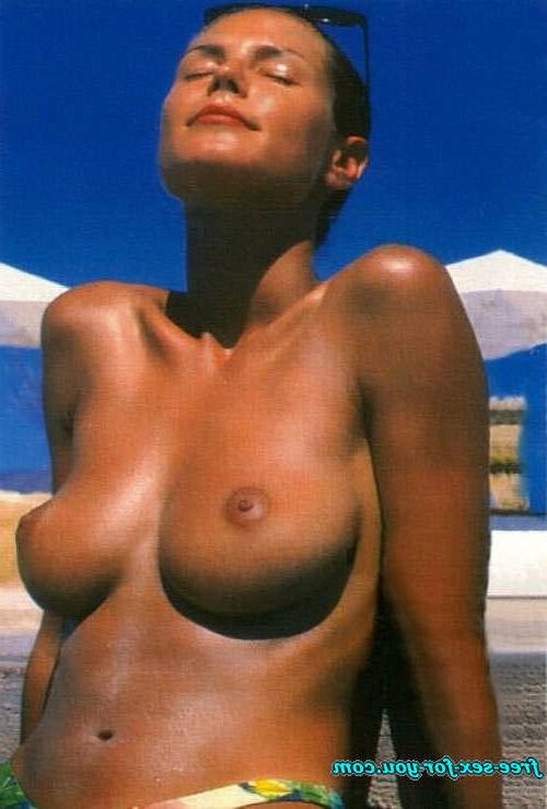 16P Heidi Klum showing her nice tits and nice cameltoe pictures