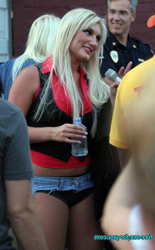 16P Brooke Hogan little cameltoe and upskirt on stage paparazzi pix