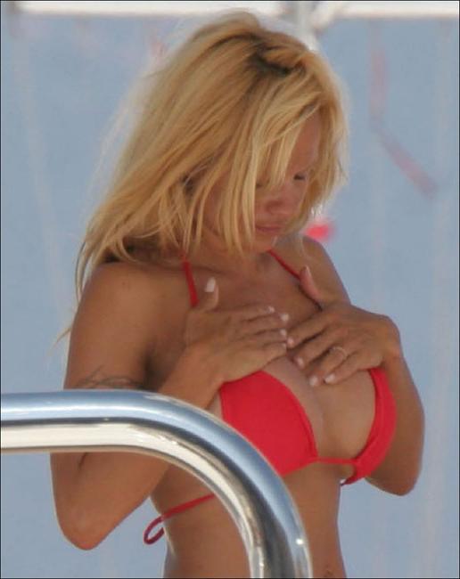 16P Real bombshell Pamela Anderon showing her nude tits