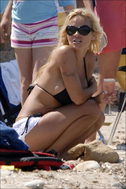 16P Real bombshell Pamela Anderon showing her nude tits
