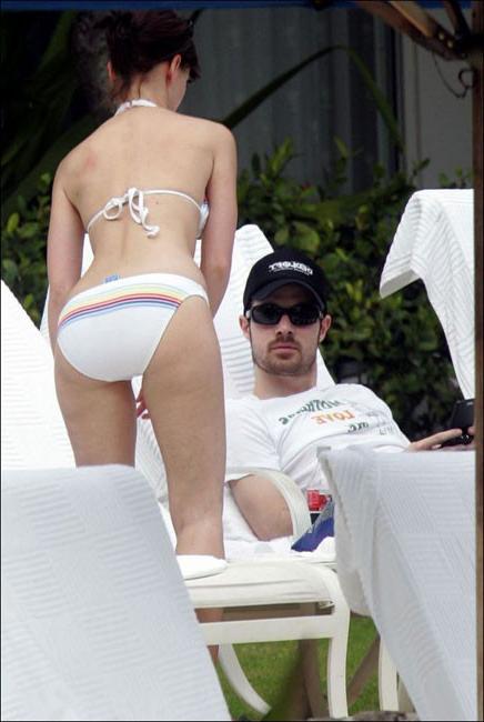 16P Hot actress Jennifer Love Hewitt showing her panties