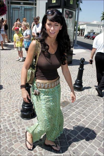 16P Hot actress Jennifer Love Hewitt showing her panties