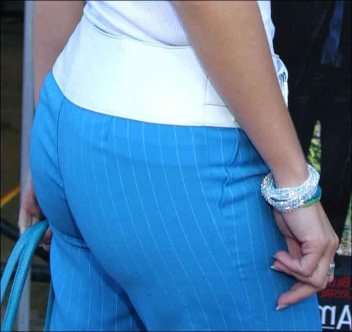 16P Hot actress Jennifer Love Hewitt showing her panties