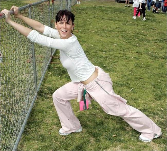 16P Hot actress Jennifer Love Hewitt showing her panties