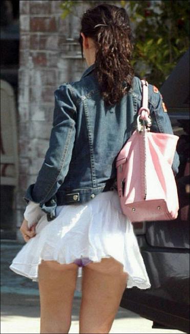 16P Hot actress Jennifer Love Hewitt showing her panties