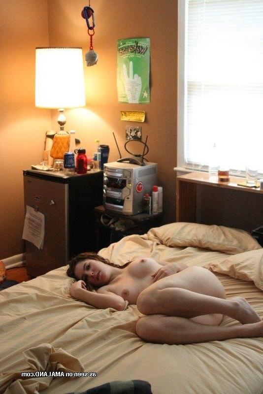 10P Lovely amateur housewife posing naked in the bedroom