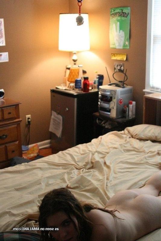 10P Lovely amateur housewife posing naked in the bedroom