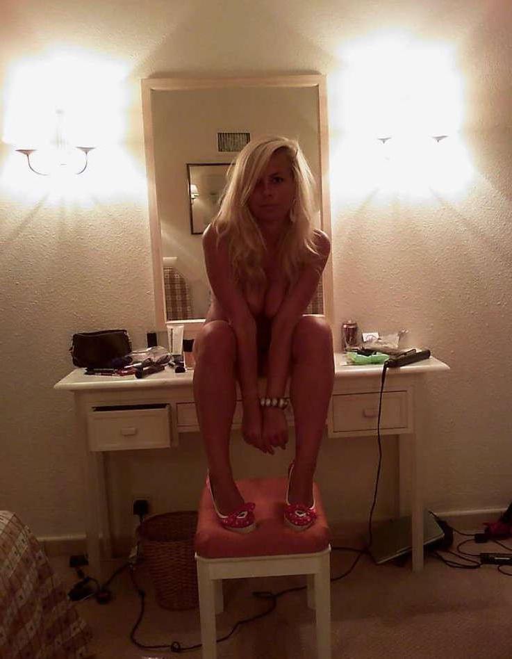 15P Photos of a bombshell wife posing naked