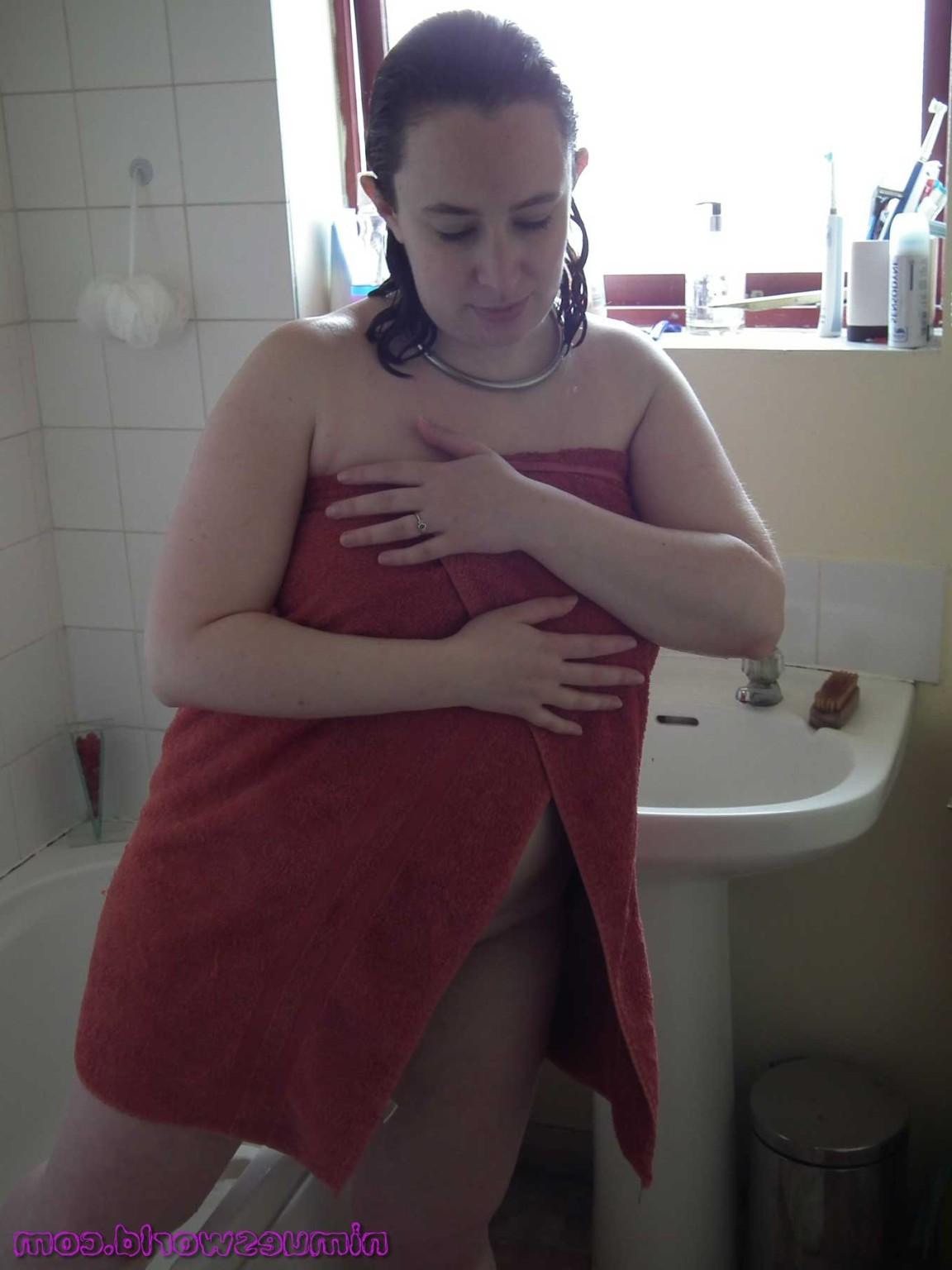 16P Showering amateur babe Nimues voyeur and sneak peeks at chubby english girl wash