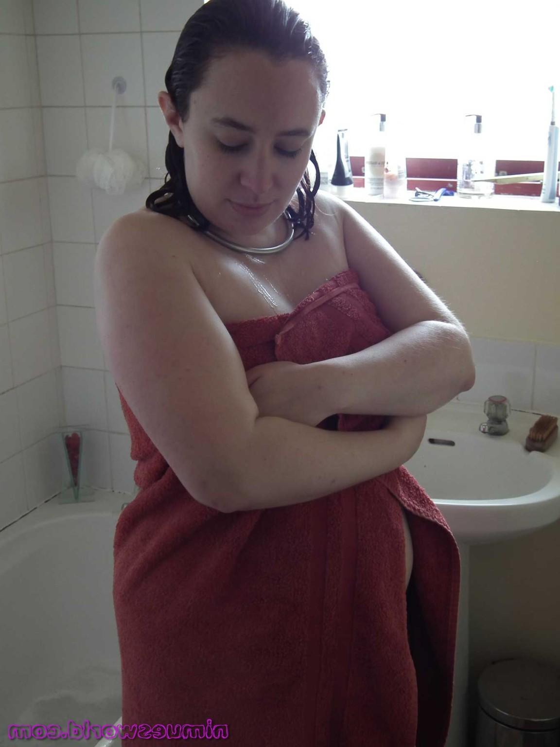 16P Showering amateur babe Nimues voyeur and sneak peeks at chubby english girl wash