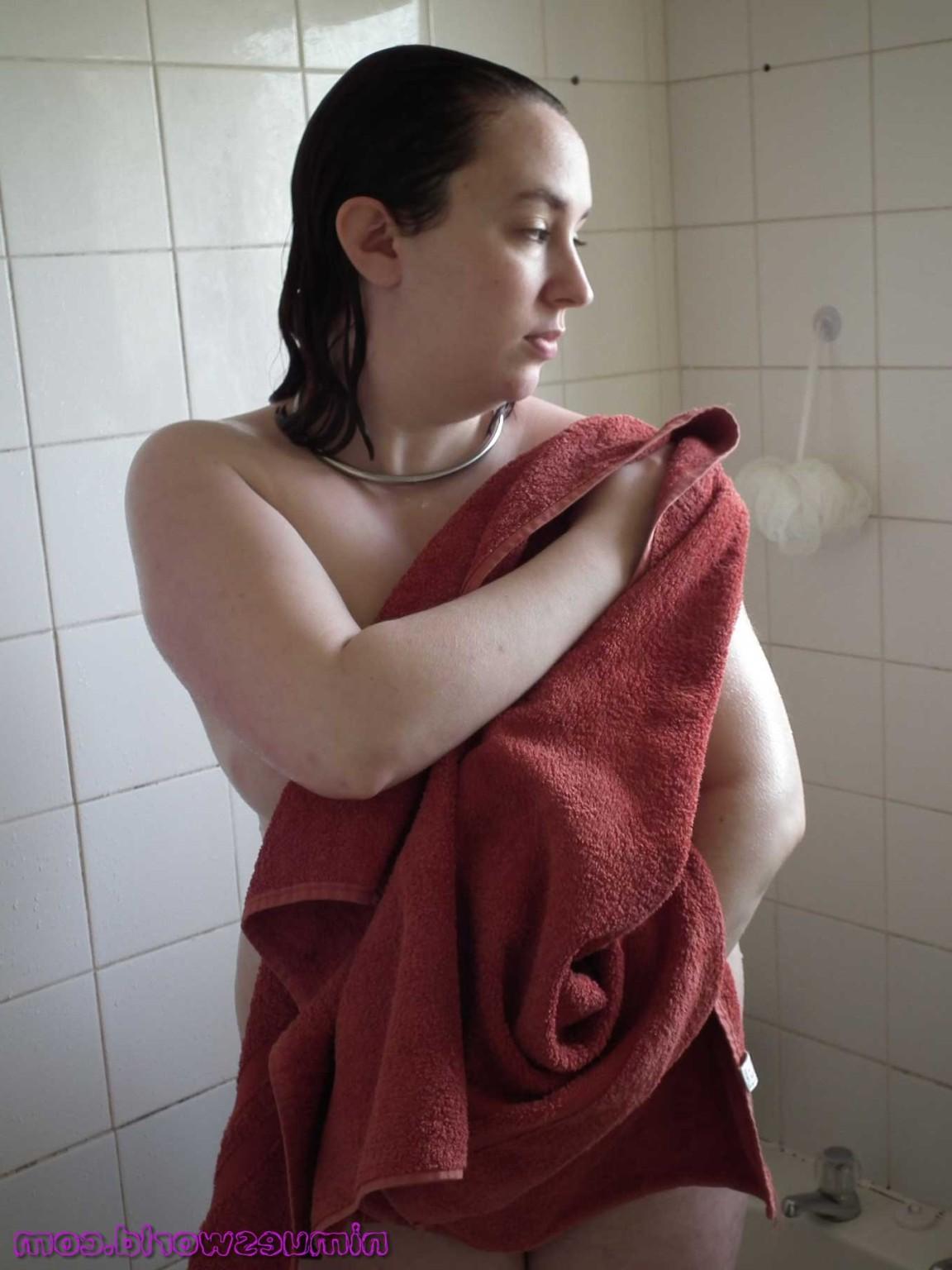16P Showering amateur babe Nimues voyeur and sneak peeks at chubby english girl wash