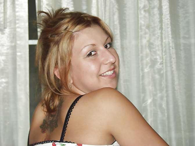 25P JESSICA STRIPPING AT HOME