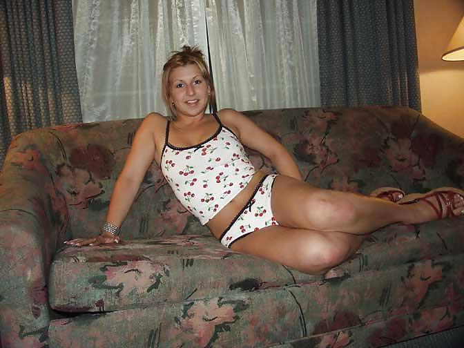 25P JESSICA STRIPPING AT HOME
