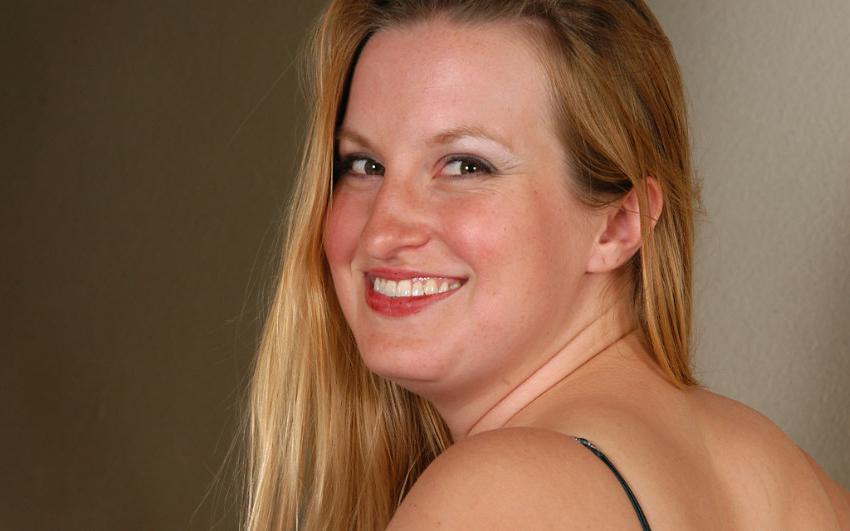 19P Buxom showing huge tits on stairway