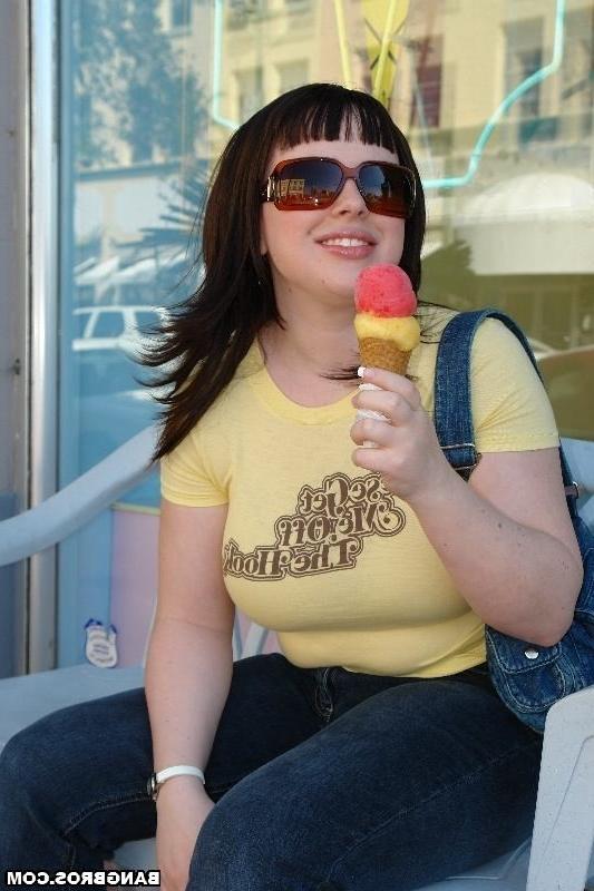 16P Vida a big tit bombshell has all the right proportions