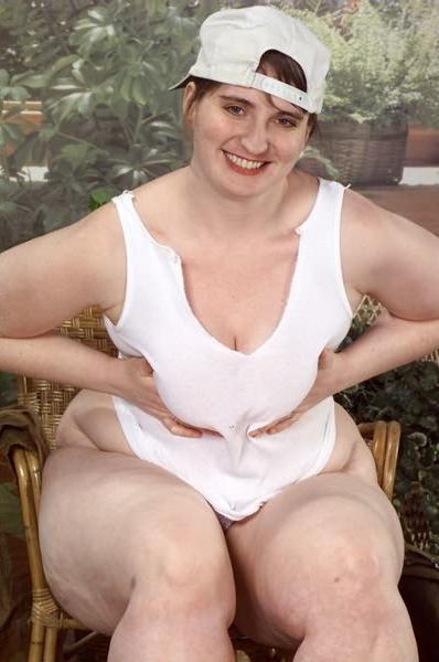 16P BBW pulls up panties for the ultimate cameltoe
