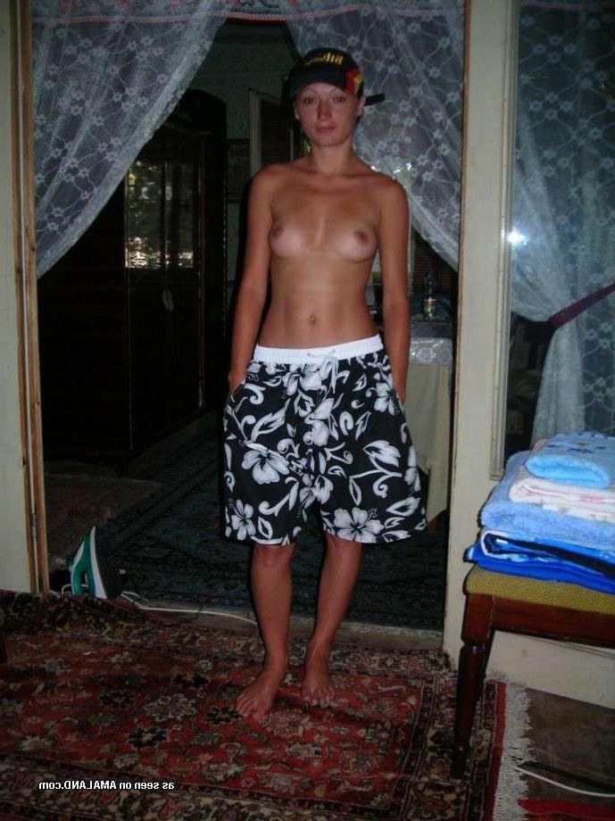 15P Amateur GF showing and toying pussy and asshole in homemade pix