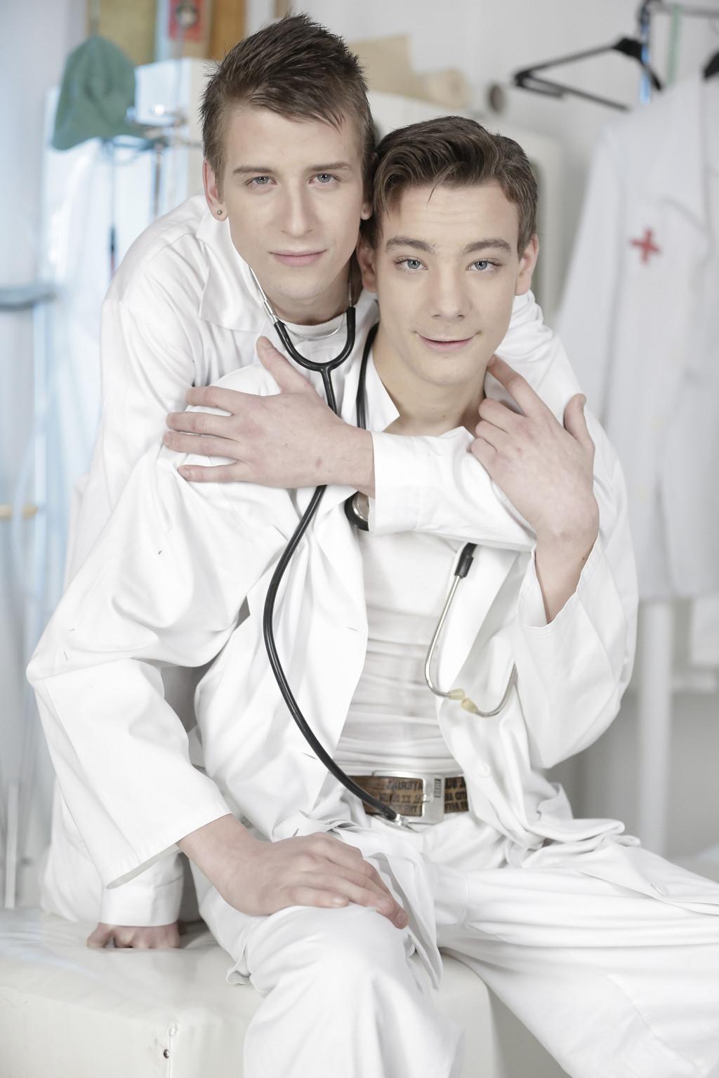 12P Horny Gay Doctors Students Want Eachothers Ass
