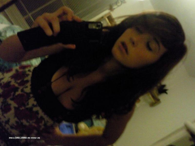 15P Collection of a gorgeous chick camwhoring in her bedroom