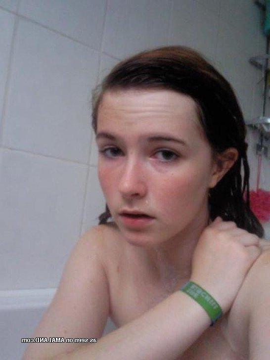 15P Collection of a gorgeous chick camwhoring in her bedroom