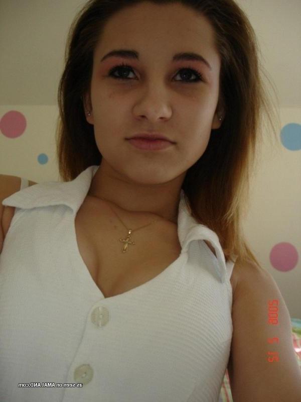 15P Photos of a sexy amateur chick selfshooting in her bedroom