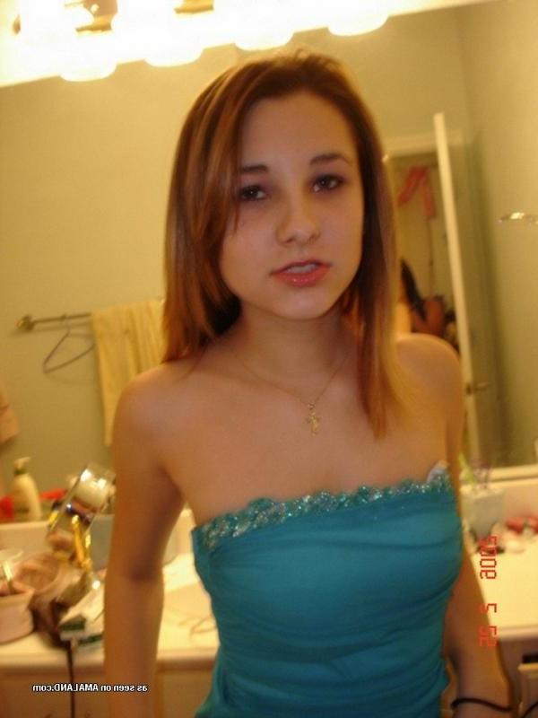 15P Photos of a sexy amateur chick selfshooting in her bedroom