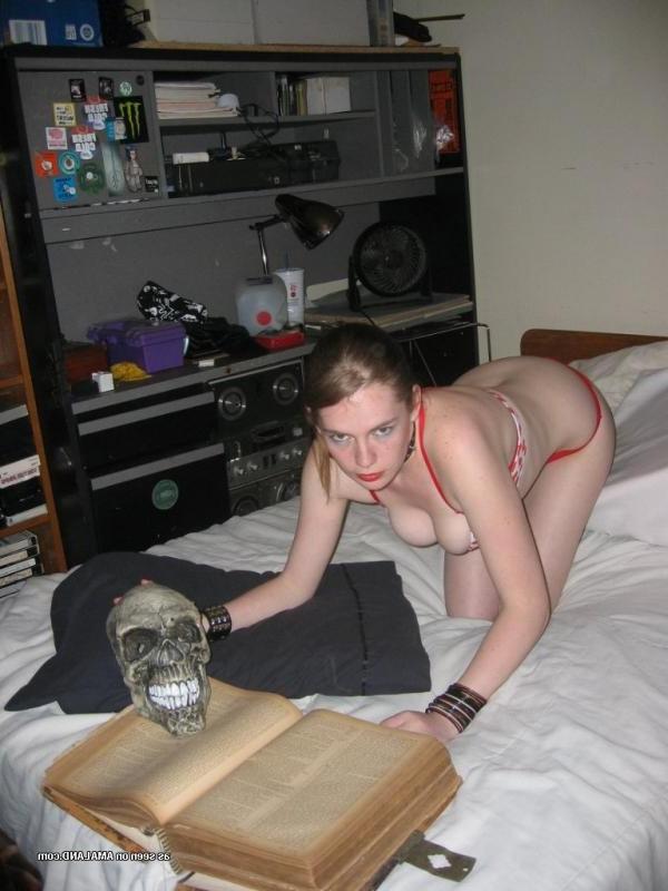 10P Perverses Gothic-Mädchen posiert oben ohne in ihrem Schlafzimmer