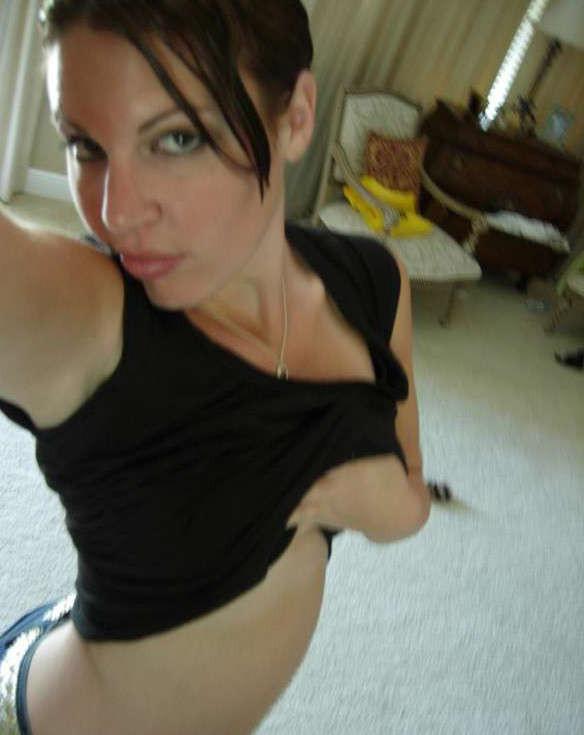 16P Photo compilation of an amateur bombshell's selfpics