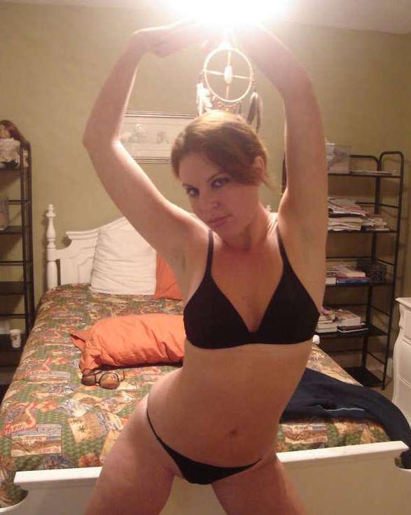 16P Photo compilation of an amateur bombshell's selfpics