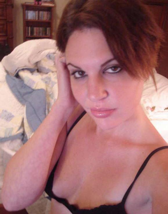 16P Photo compilation of an amateur bombshell's selfpics