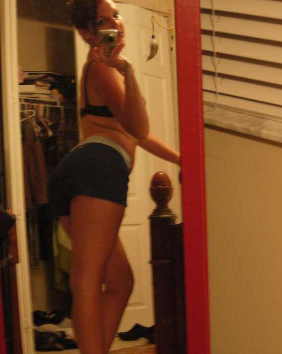 16P Photo compilation of an amateur bombshell's selfpics
