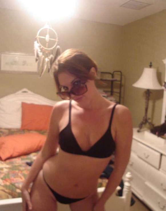16P Photo compilation of an amateur bombshell's selfpics